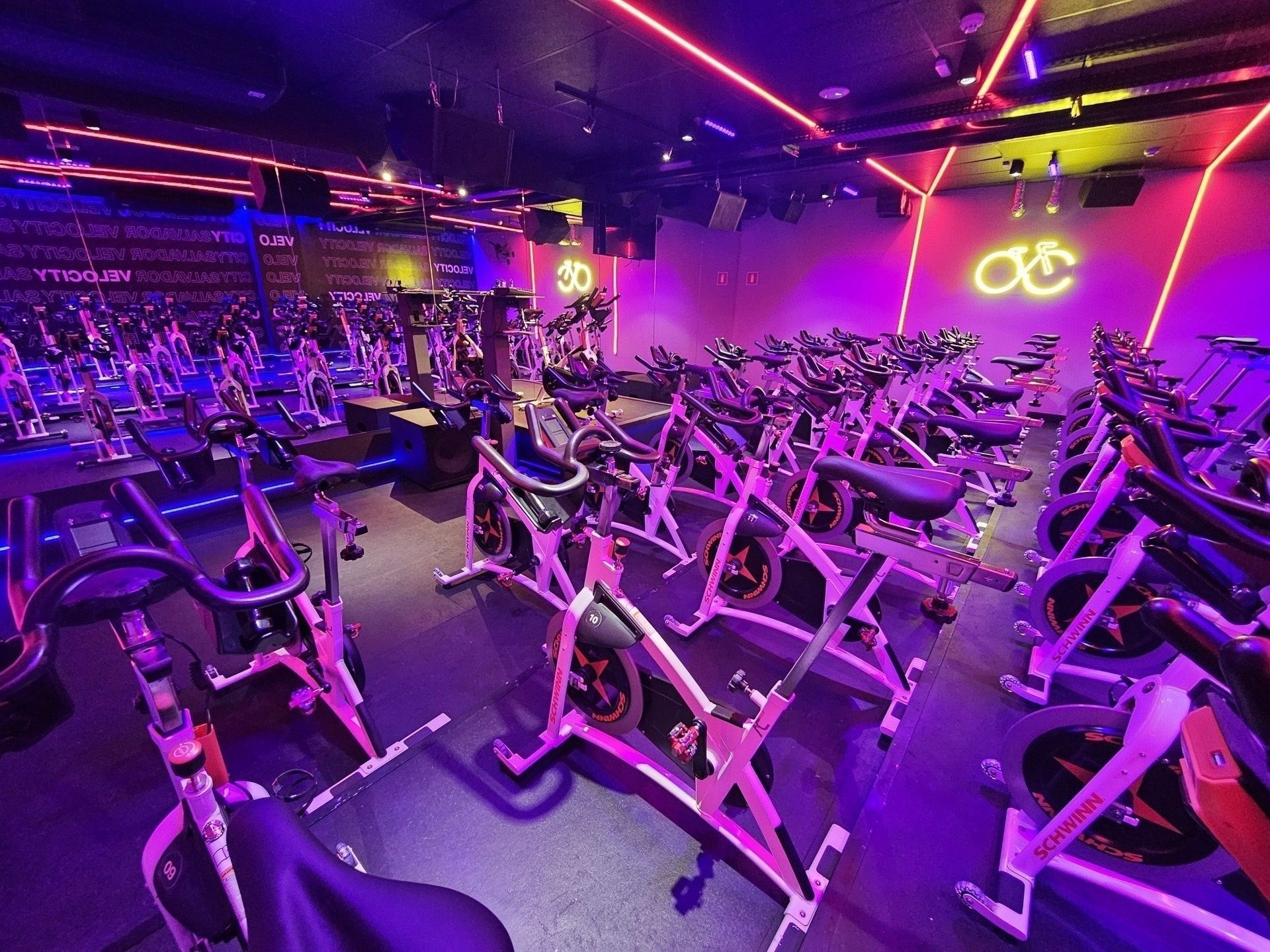 Aulas de bike indoor imersivas na Velocity